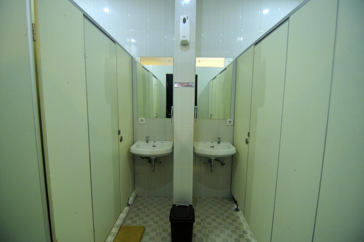 Reddoorz Hostel Near Gwk Main Gate Ungasan Екстериор снимка